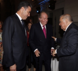 Don Juan Carlos conversa con el presidente de CEAL Internacional, Samuel Urrutia y el presidente de honor de CEAL Ibérico, Enrique V. Iglesias 